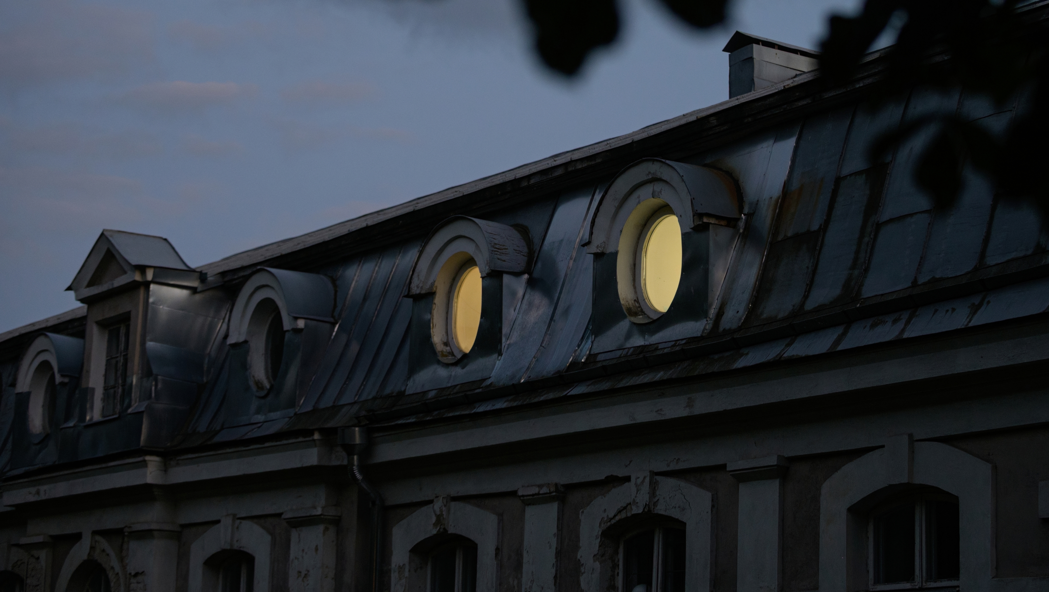 Trakų Vokės dvare aktyviai veikia bendruomenė – čia renkasi mezgėjų ir knygų klubai, folkloro kolektyvas, vyksta šokių užsiėmimai, yra keramikos būreliai ir kitos iniciatyvos. Dvaras atviras kūrybai, bendrystei ir naujoms idėjoms.