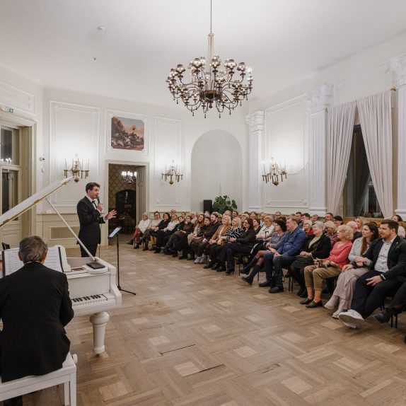 Gruodžio 19 d. legendinės Franko Sinatros dainos skambėjo dvaro erdvėse