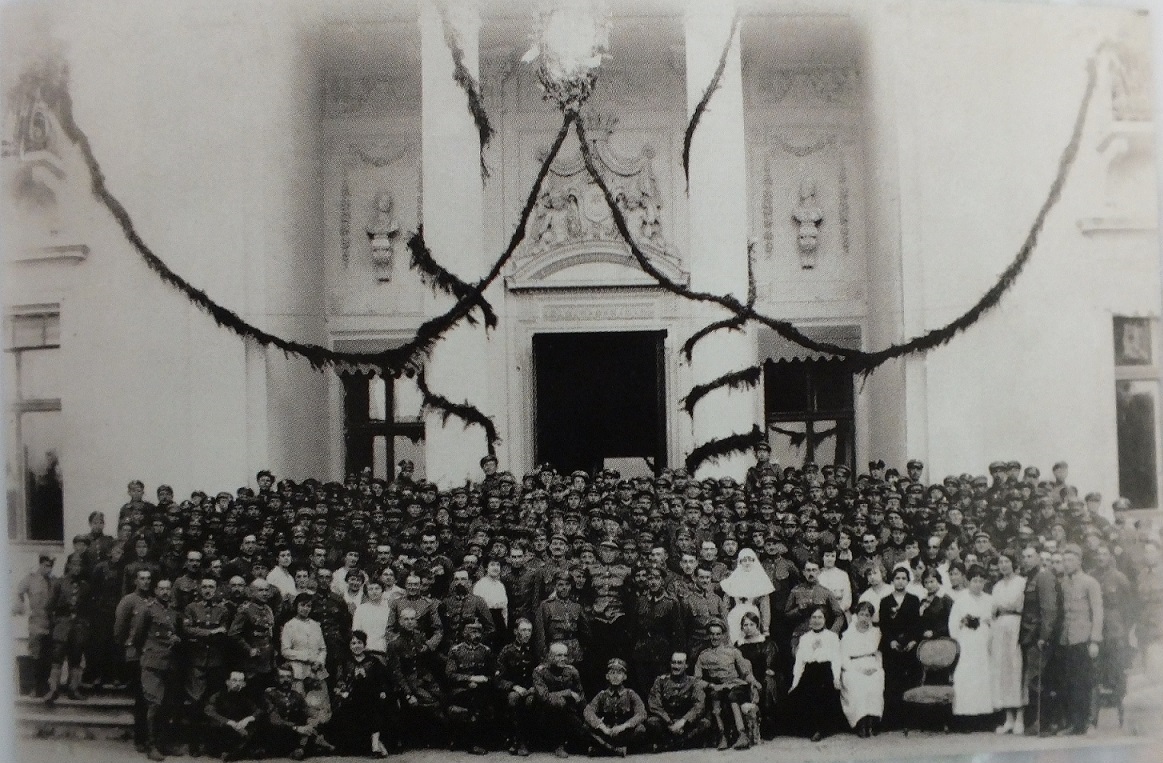 Dvaro rūmų fasado fone Lenkijos kariuomenė, ~ 1921 m.