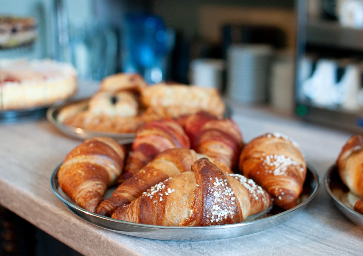 Šeštadieniais ir sekmadieniais kavinėje yra kepami kruasanai