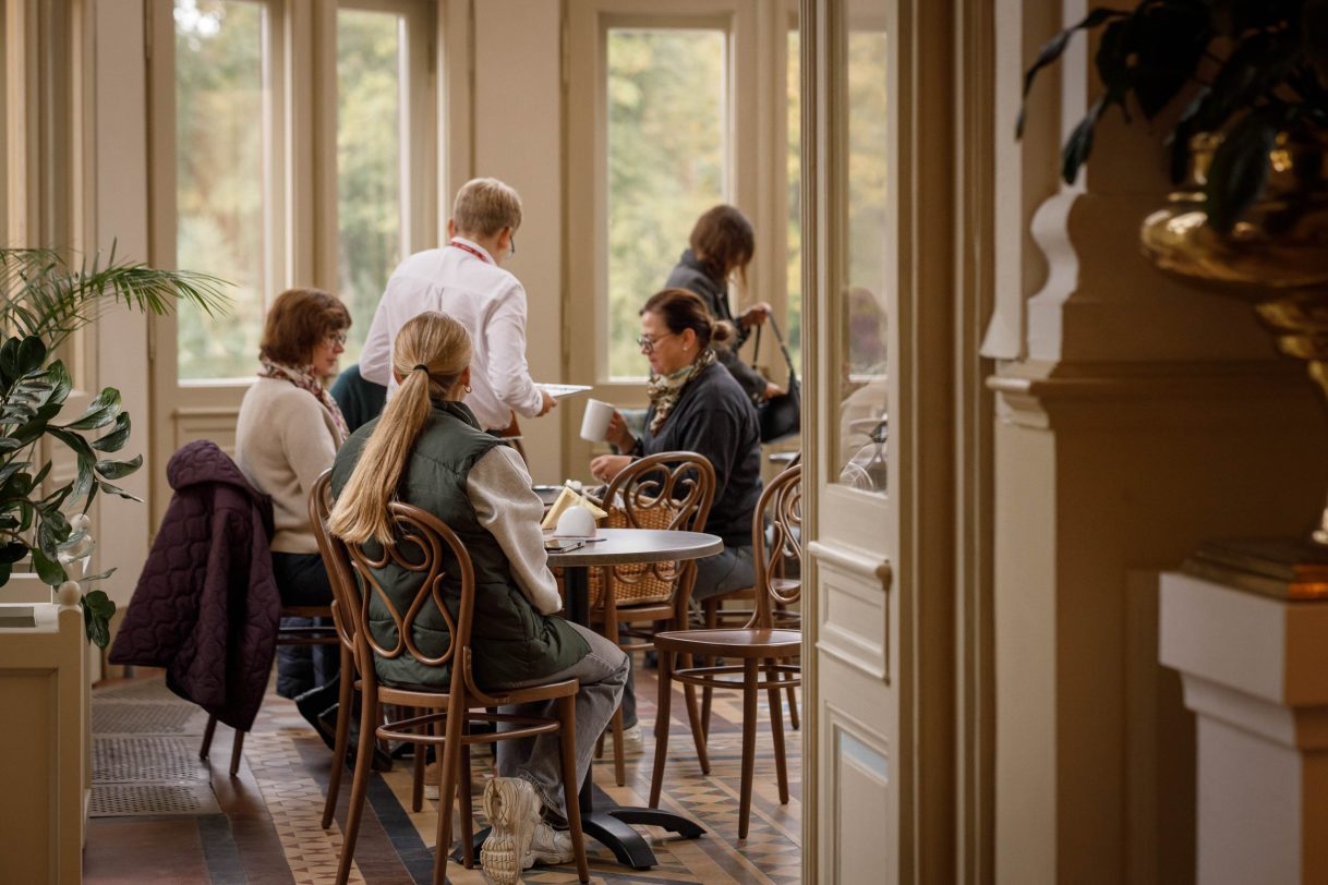 Kavinės erdvė oranžerijoje