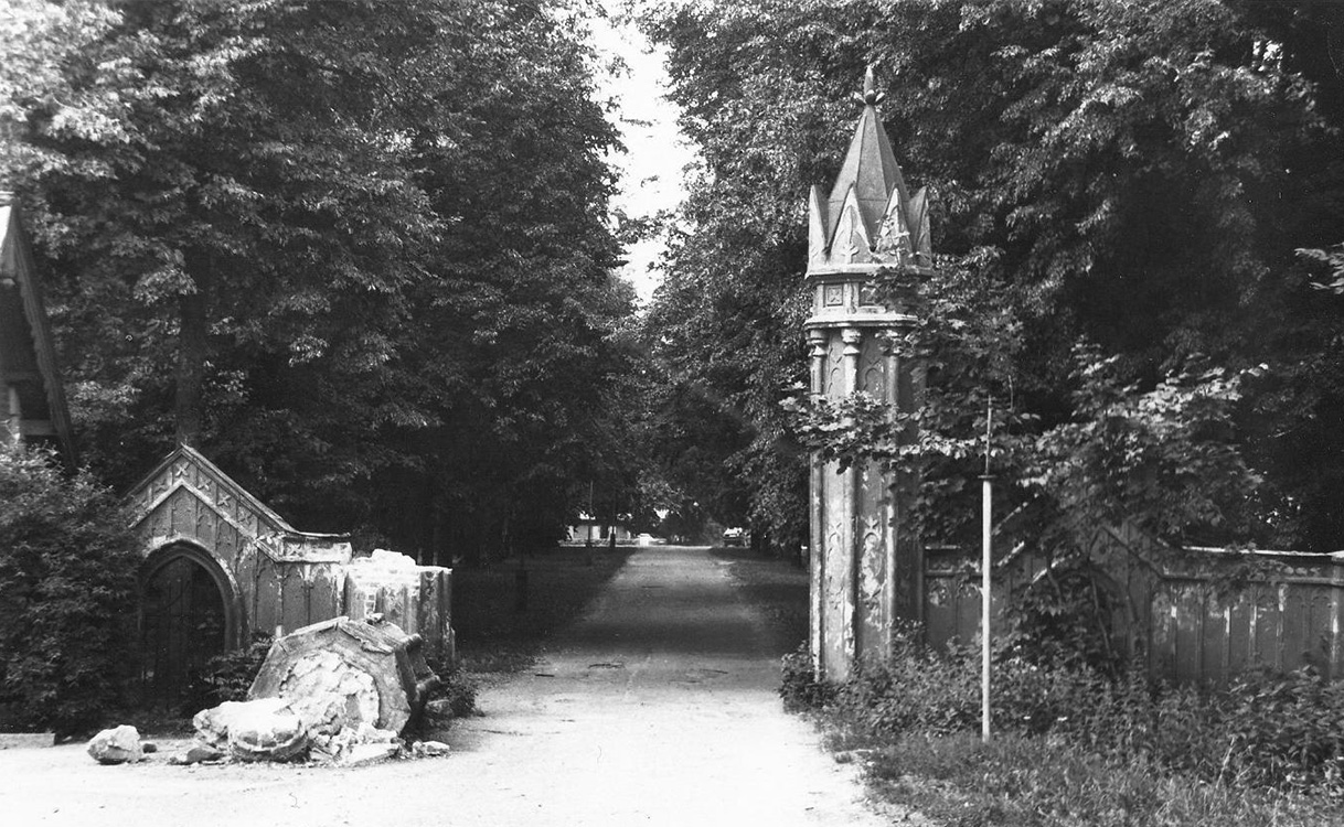 Pietų vartai. Nugriauto vakarinio vartų stulpo fotofiksacija, 1999 m. 