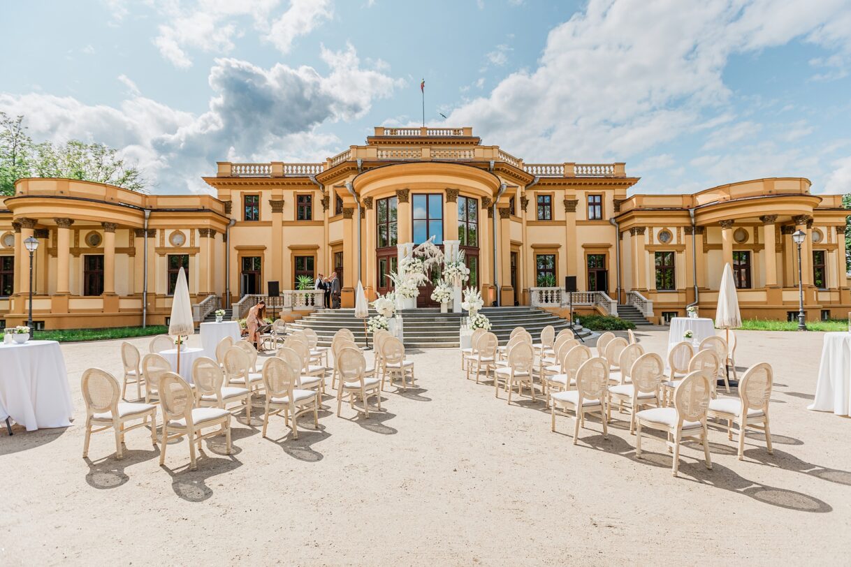 Šventinės akimirkos dvaro prieigose