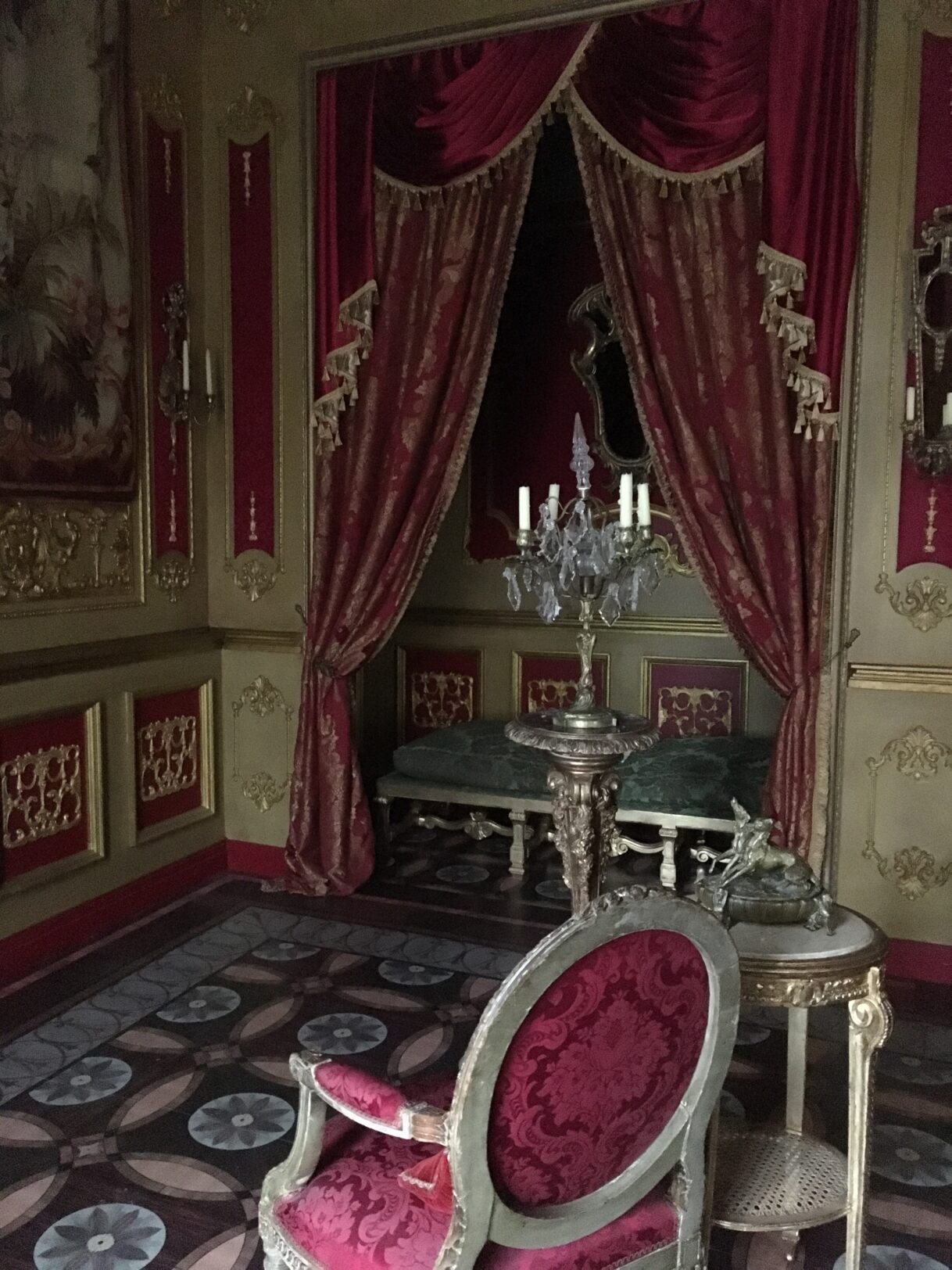 „Jekaterina Didžioji“ (2019) (JAV, UK, rež. Filipas Martinas), kuriame vaidino garsi britų aktorė Helen Mirren.(Salonėlis šalia valgomojo)