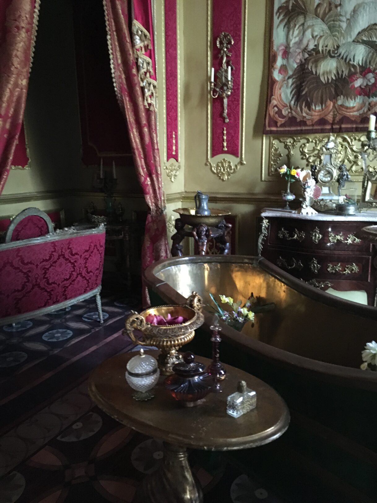 „Jekaterina Didžioji“ (2019) (JAV, UK, rež. Filipas Martinas), kuriame vaidino garsi britų aktorė Helen Mirren. (Salonėlis šalia valgomojo)