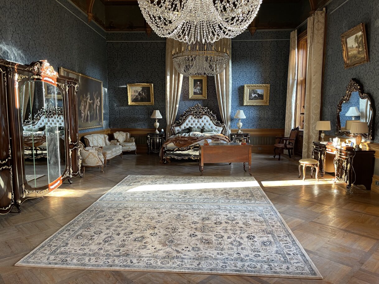 „Netflix“ serialas „The Last Czars“ („Paskutinieji carai“), 2018 m. filmavimo akimirkos, valgomasis 