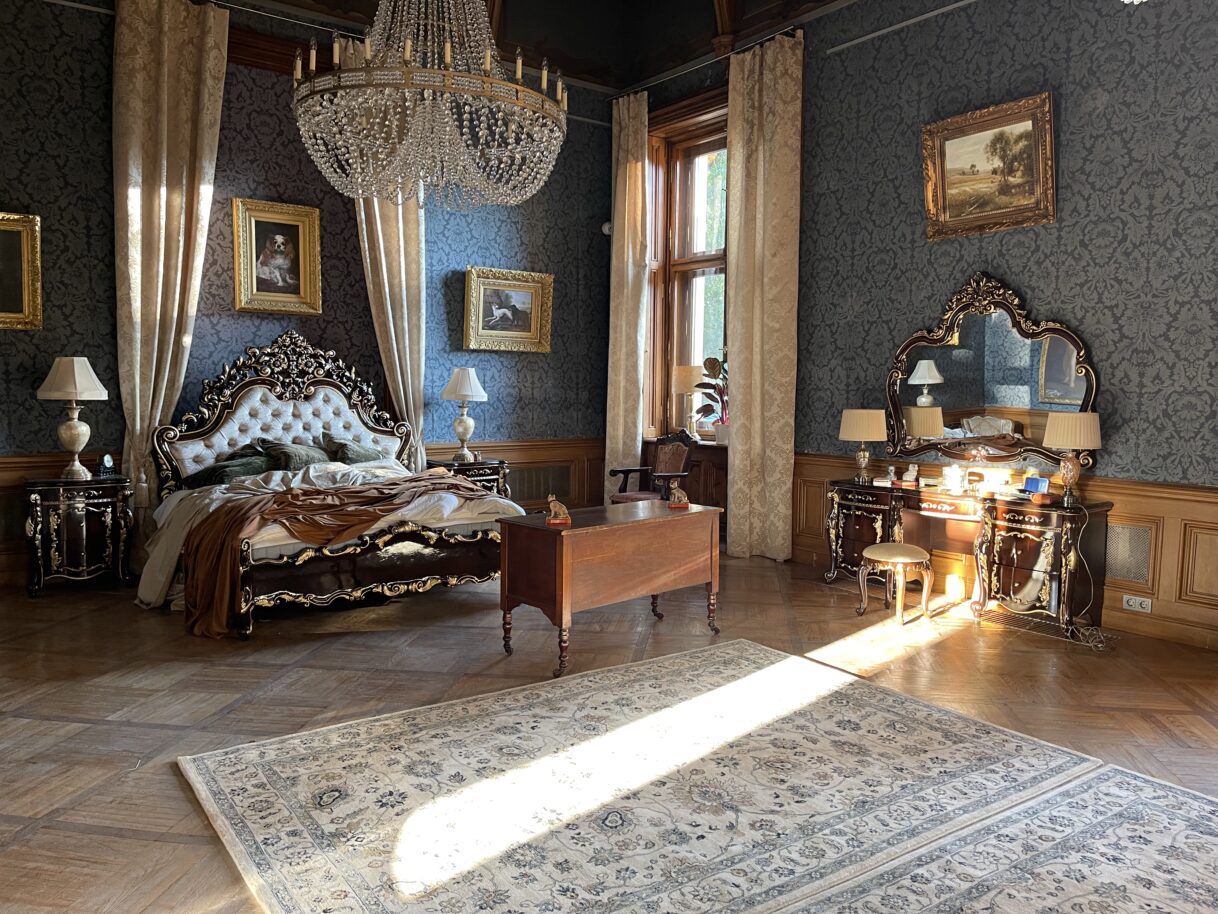 „Netflix“ serialas „The Last Czars“ („Paskutinieji carai“), 2018 m. filmavimo akimirkos, valgomasis