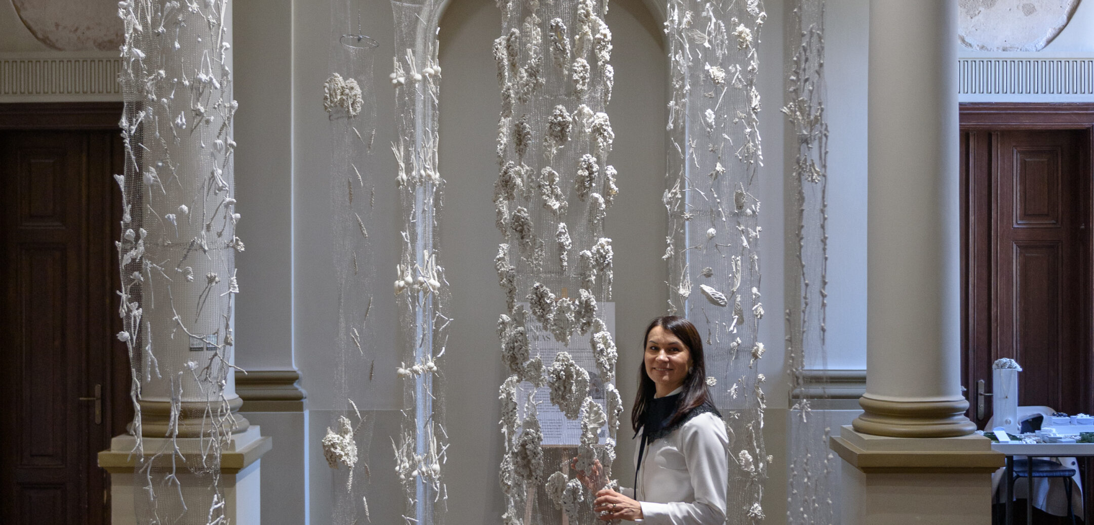 Kovo 28 d. dvare atidaryta Dianos Grochovskos porceliano meno instaliacijos paroda, sukurta iš tikrų augalų žiedų