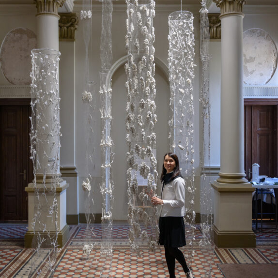 Kovo 28 d. dvare atidaryta Dianos Grochovskos porceliano meno instaliacijos paroda, sukurta iš tikrų augalų žiedų