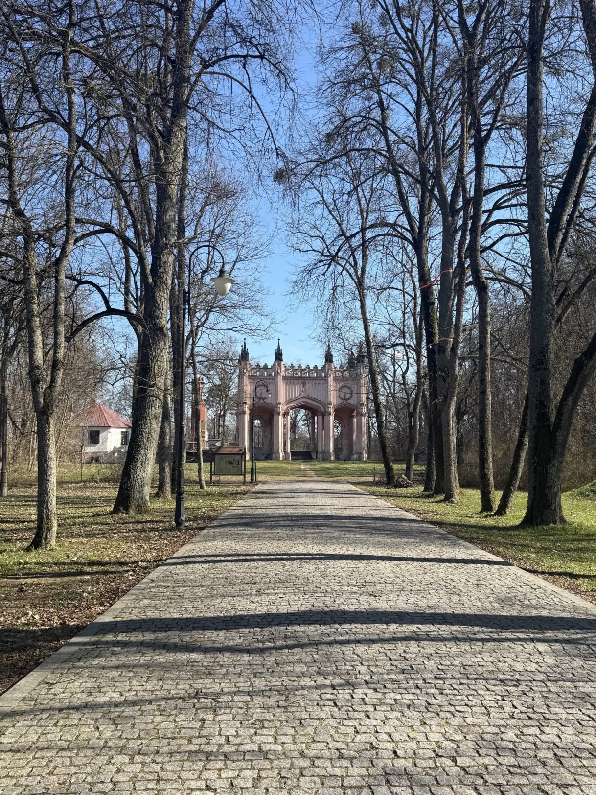 Liepų alėja link išlikusio rūmų portalo 