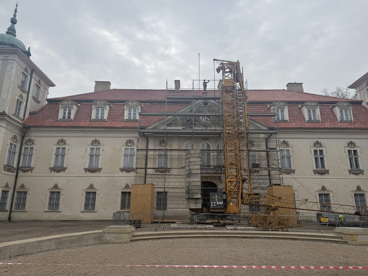 Nieboruvo rūmų restauruojamas fasadas