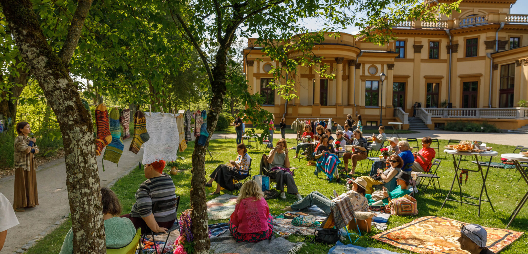 Pasaulinė mezgimo viešumoje diena Trakų Vokės dvaro parke