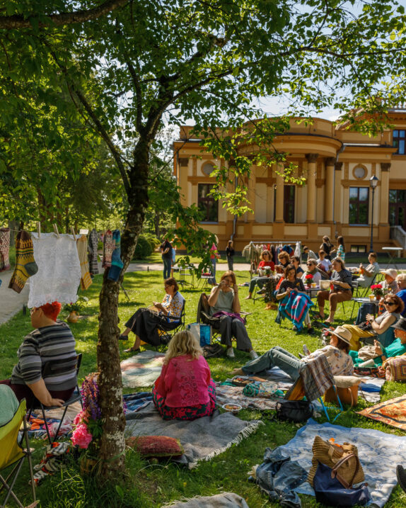 Pasaulinė mezgimo viešumoje diena Trakų Vokės dvaro parke