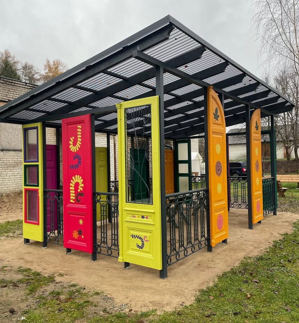 Arbatvakaris bendruomenės pavėsinėje